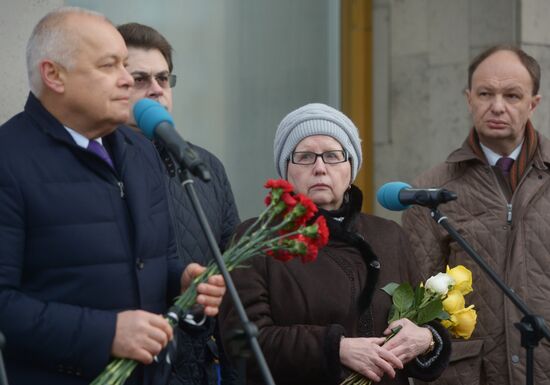 Memorial plaque for Andrei Stenin unveiled in Moscow