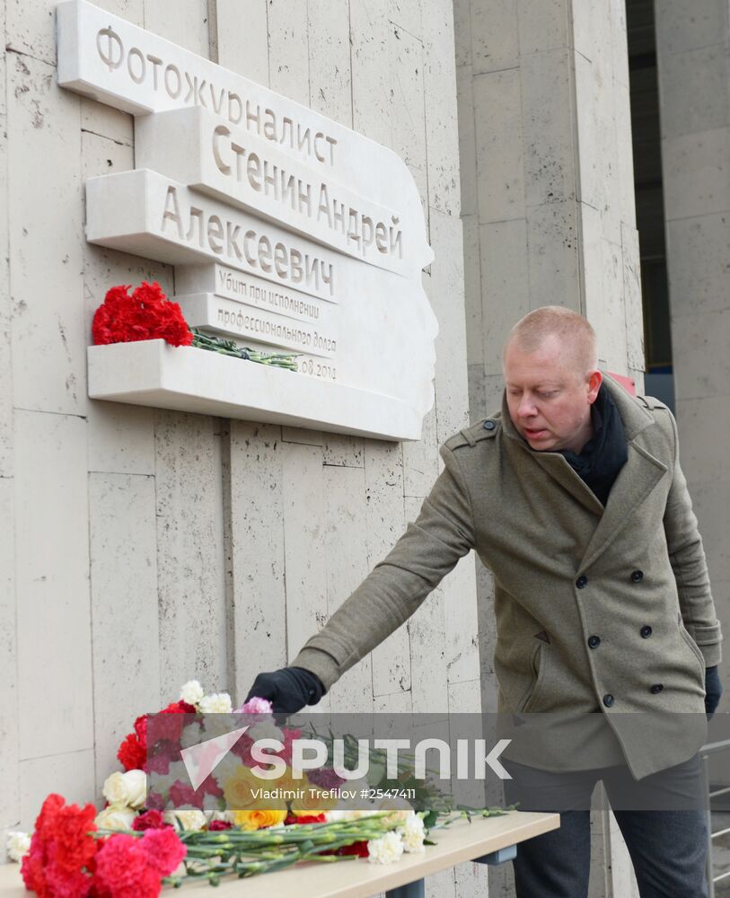 Memorial plaque for Andrei Stenin unveiled in Moscow