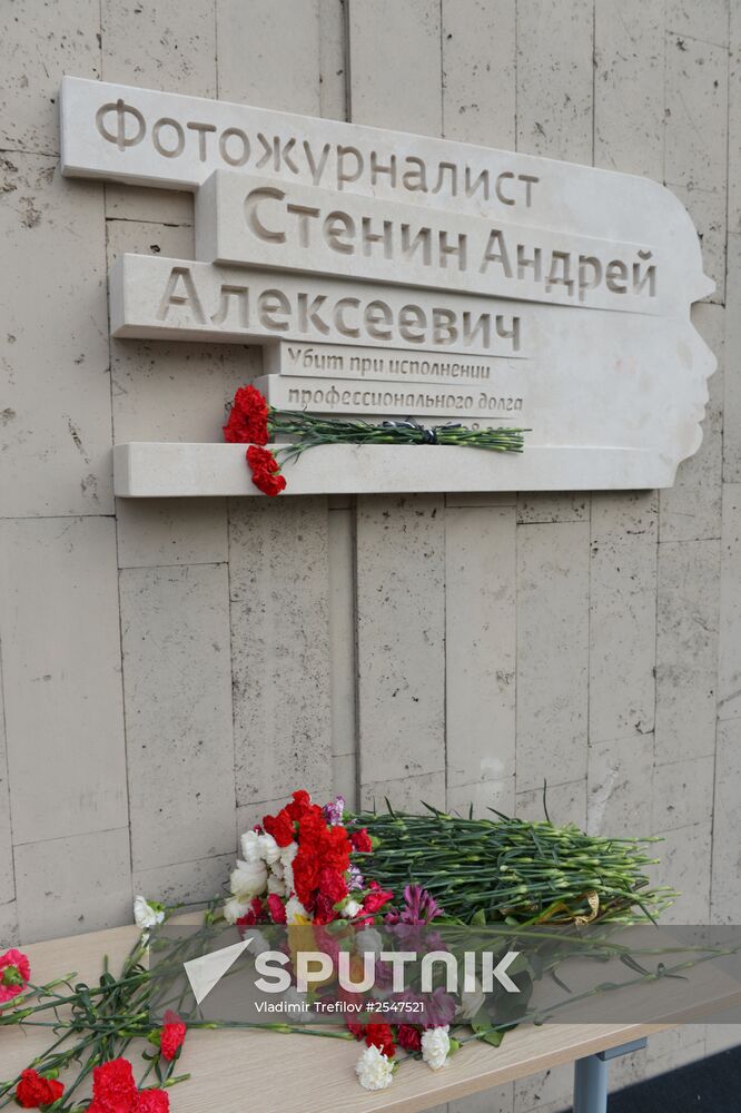 Memorial plaque for Andrei Stenin unveiled in Moscow