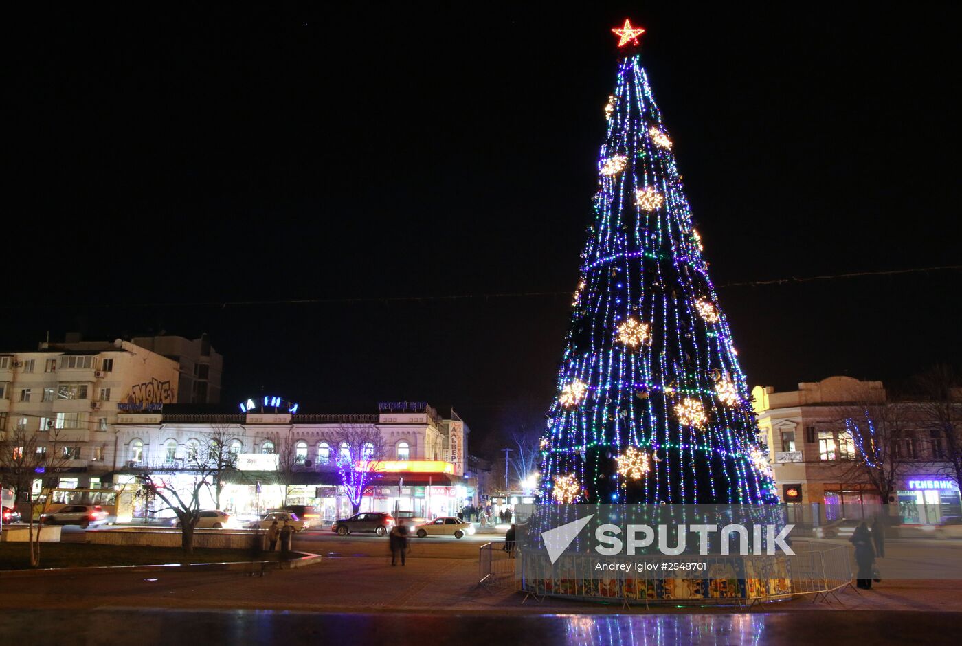 New Year's tree on central Lenin Square in Simferopol