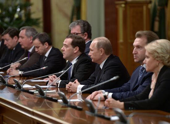 Vladimir Putin conducts final Cabinet meeting in 2014
