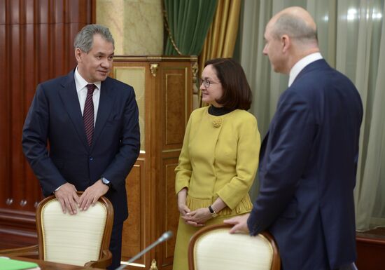 Vladimir Putin conducts final Cabinet meeting in 2014