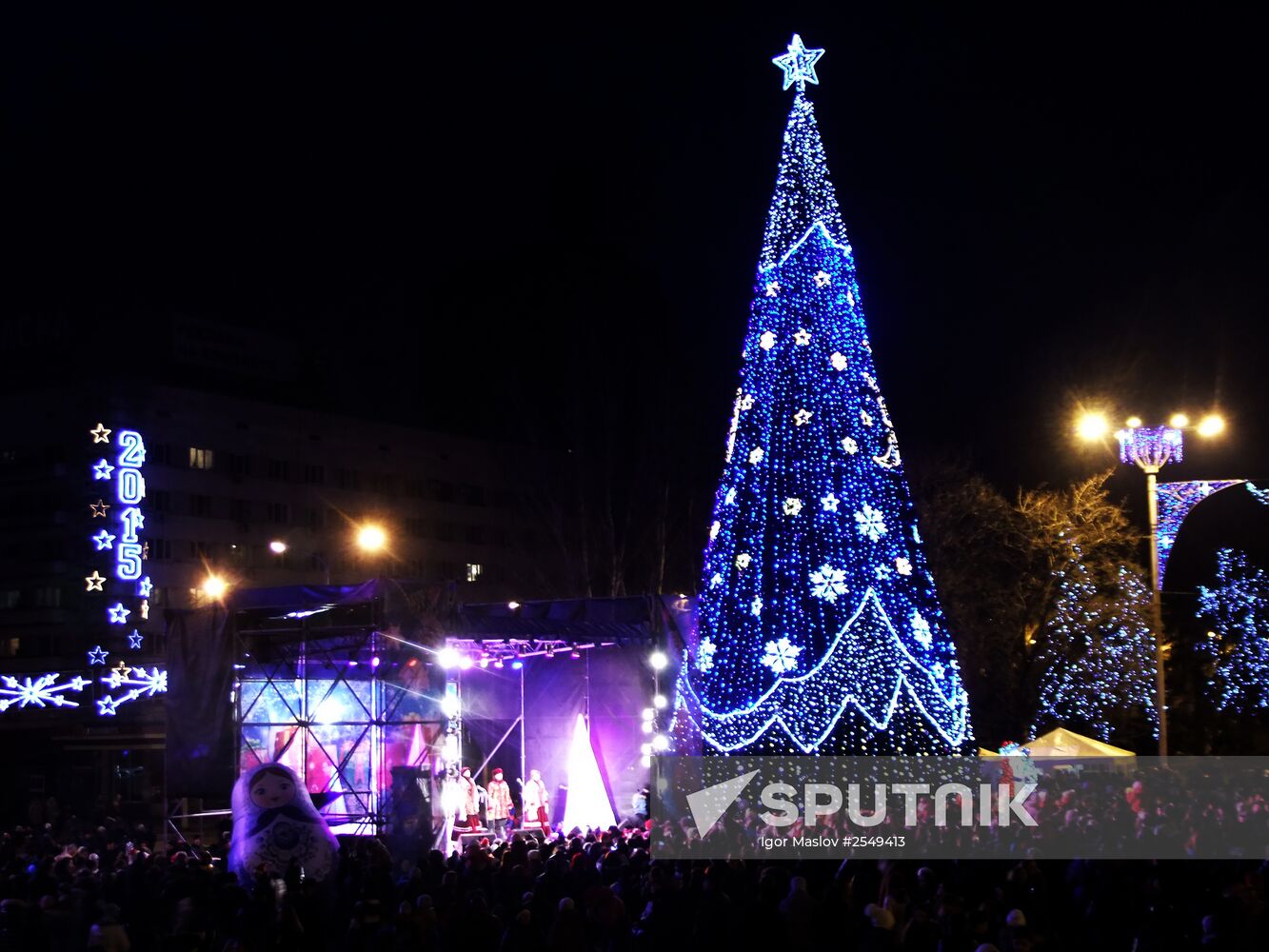 Christmas tree in Donetsk lights up