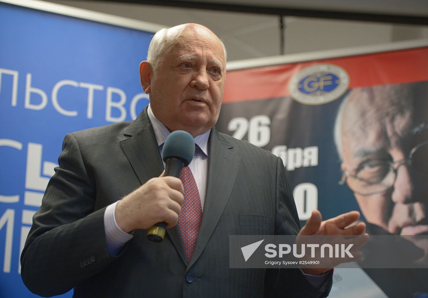 Mikhail Gorbachev meets with readers during presentation of his book "After the Kremlin"