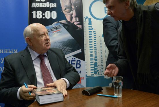 Mikhail Gorbachev meets with readers during presentation of his book "After the Kremlin"