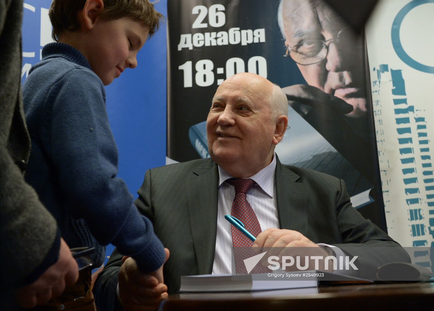 Mikhail Gorbachev meets with readers during presentation of his book "After the Kremlin"