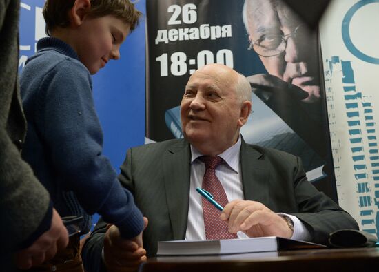 Mikhail Gorbachev meets with readers during presentation of his book "After the Kremlin"