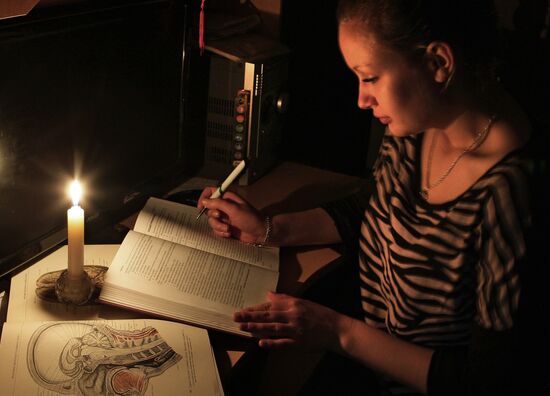 Ukraine cuts off electricity to Crimea