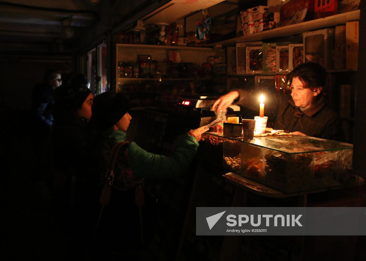 Ukraine cuts off power supplies to Crimea