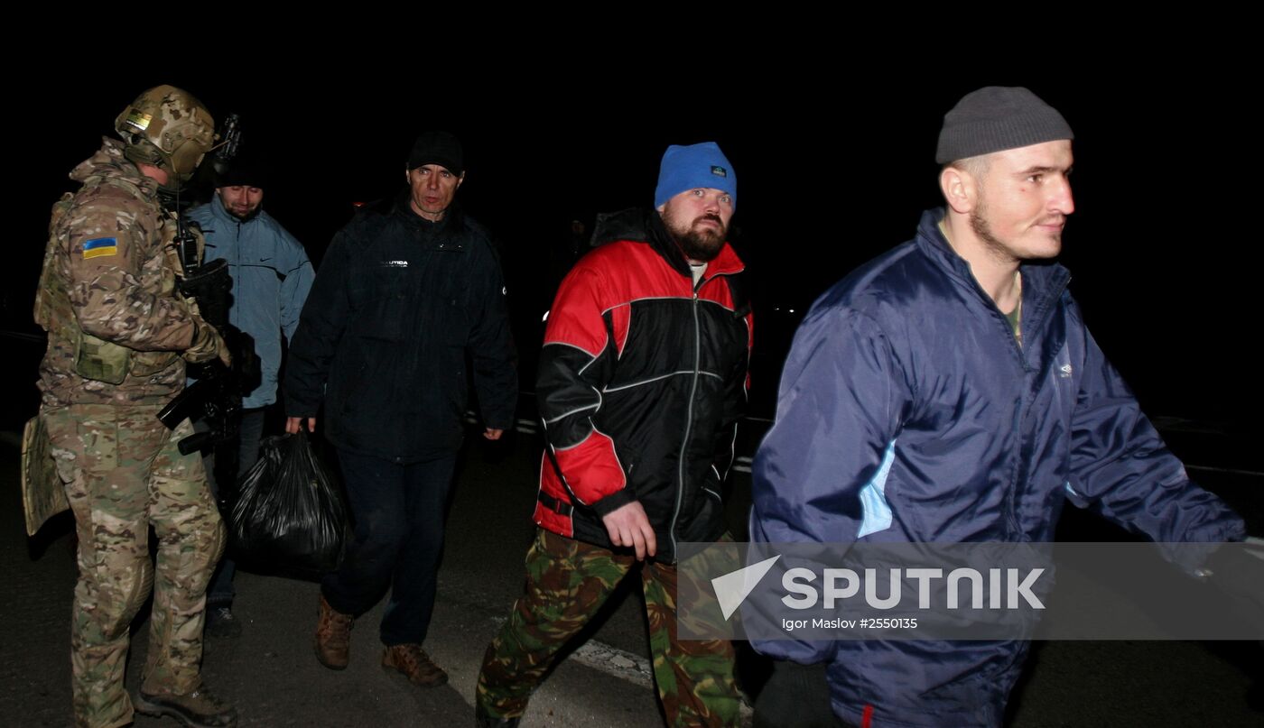 Prisoner exchange between people's militia and special forces in Donetsk suburb