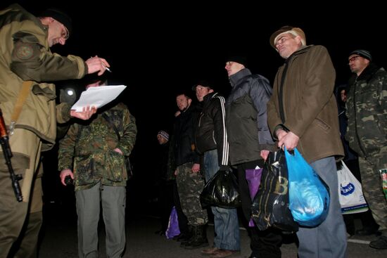 Prisoner exchange between people's militia and special forces in Donetsk suburb