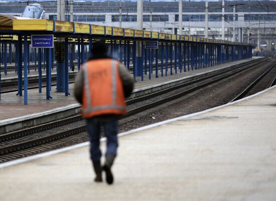 Ukraine suspends passenger train connection with Crimea