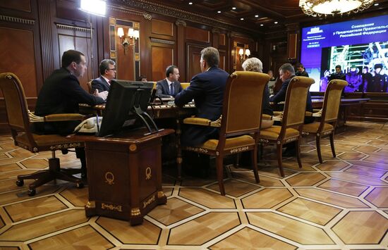 Dmitry Medvedev chairs meeting with his deputies