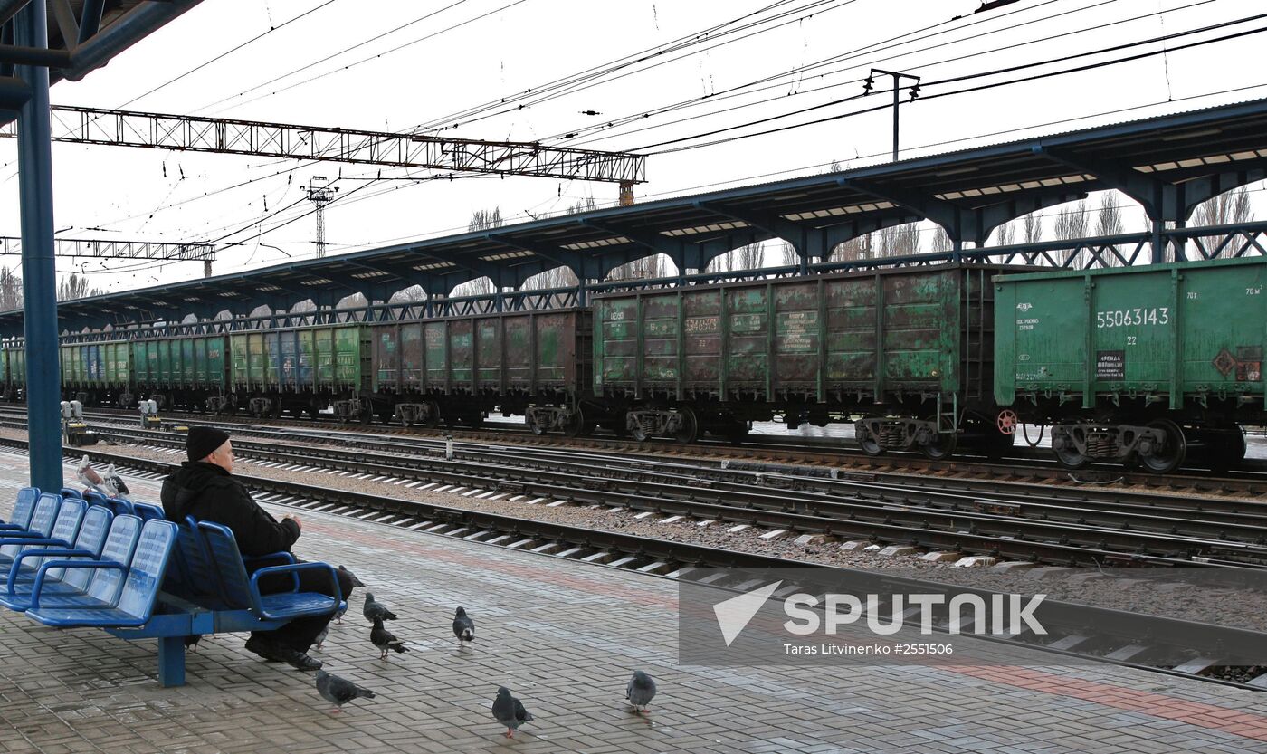 Ukraine suspends passenger train services to Crimea