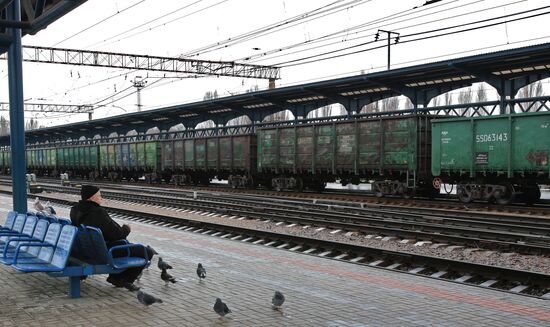 Ukraine suspends passenger train services to Crimea