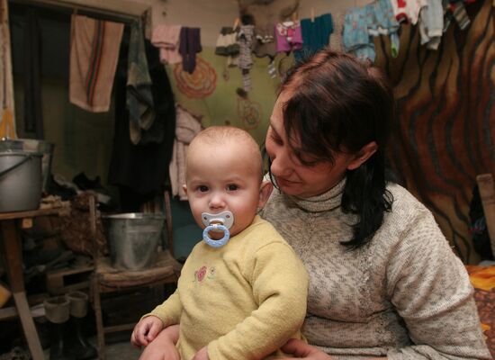 Donetsk residents celebrate New Year's Eve in a bomb shelter