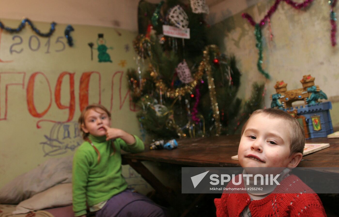 Donetsk residents celebrate New Year's Eve in a bomb shelter