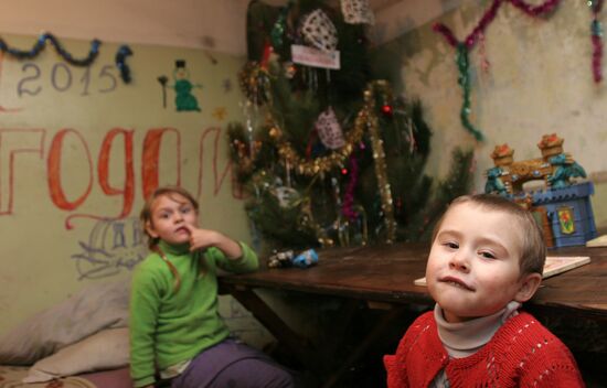 Donetsk residents celebrate New Year's Eve in a bomb shelter