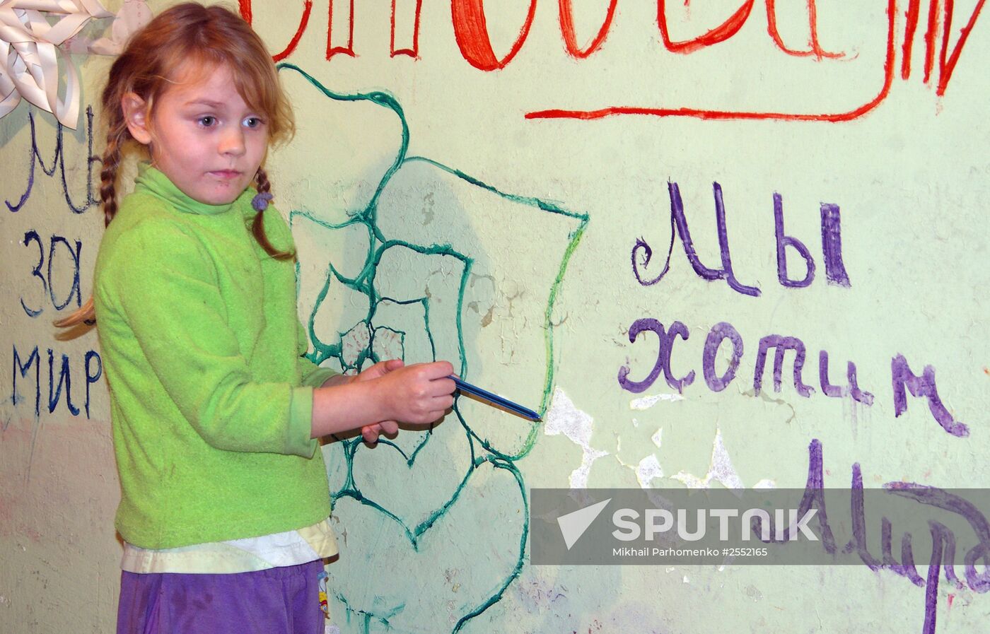 Donetsk residents celebrate New Year's Eve in a bomb shelter
