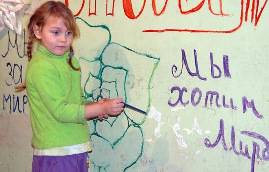 Donetsk residents celebrate New Year's Eve in a bomb shelter
