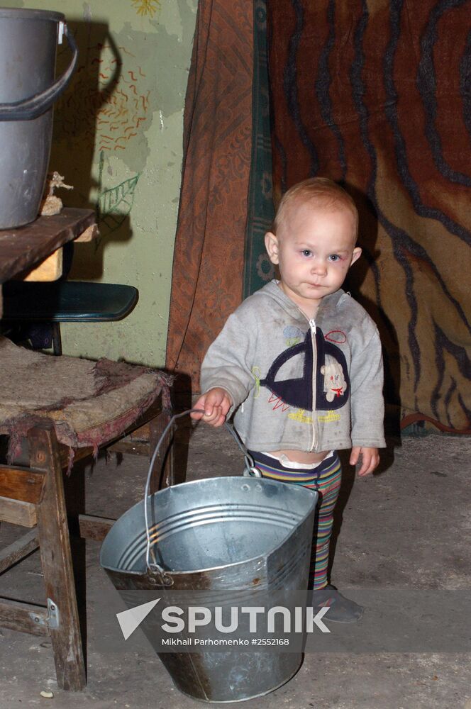 Donetsk residents celebrate New Year's Eve in a bomb shelter
