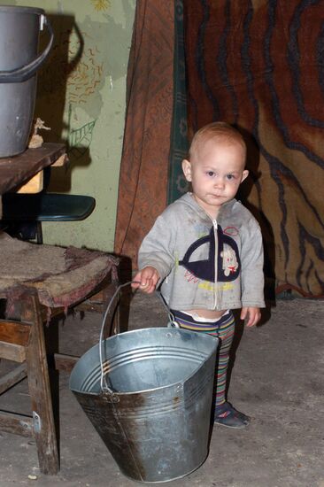 Donetsk residents celebrate New Year's Eve in a bomb shelter