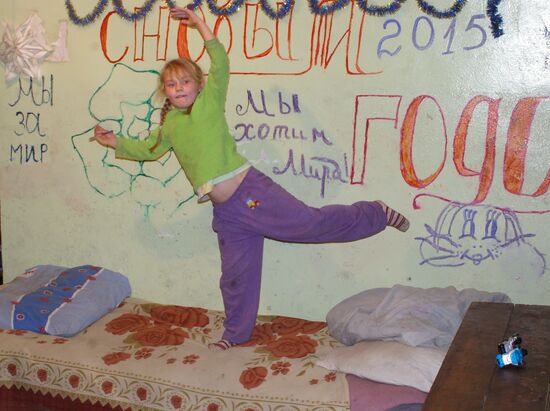 Donetsk residents celebrate New Year's Eve in bomb shelter