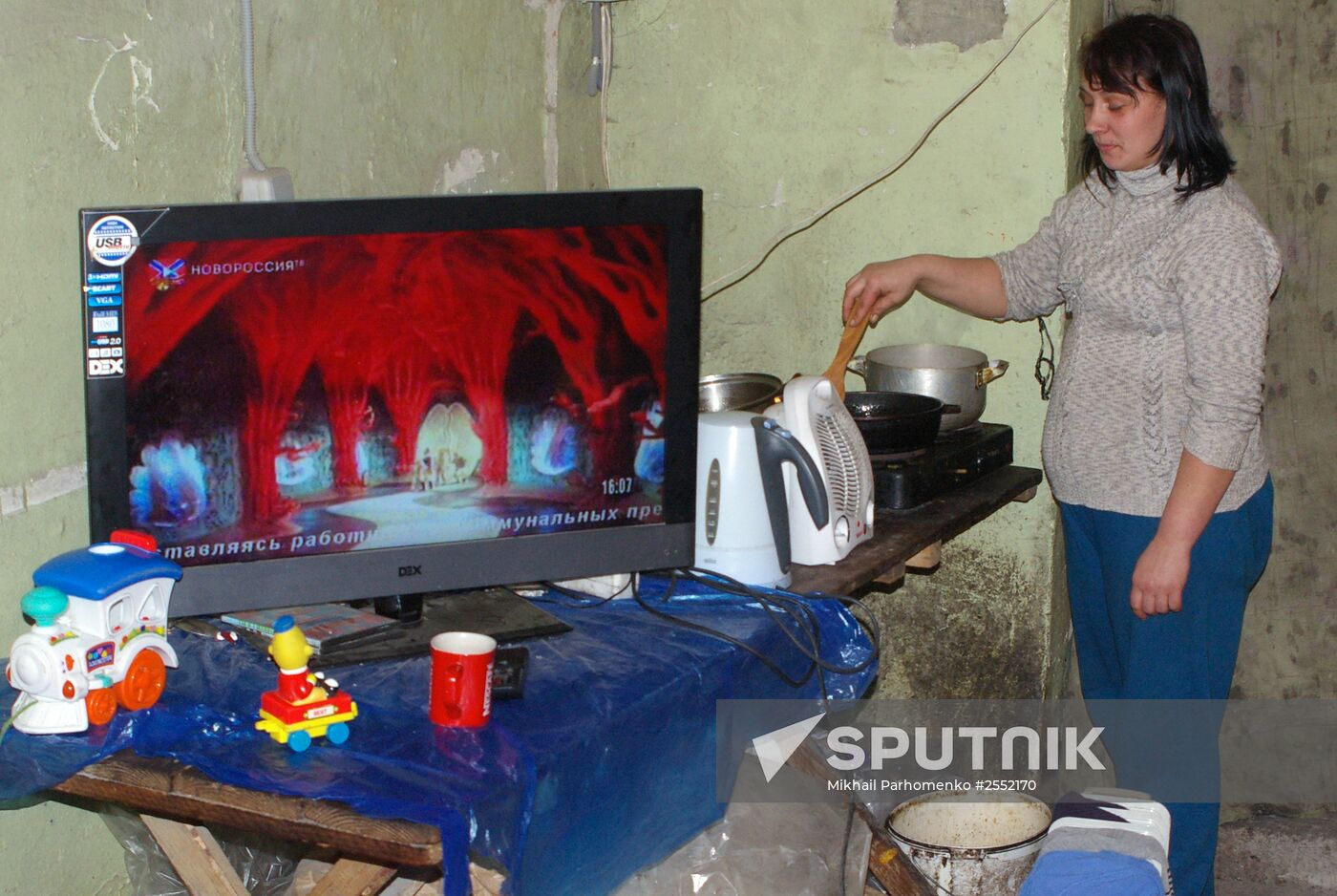 Donetsk residents celebrate New Year's Eve in a bomb shelter