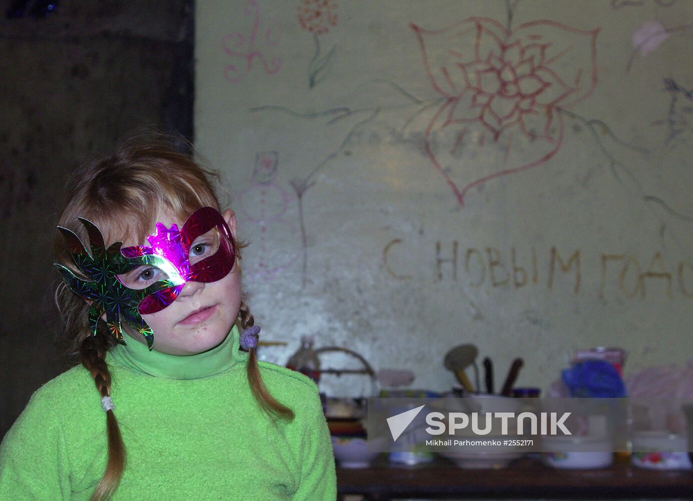 Donetsk residents celebrate New Year's Eve in bomb shelter