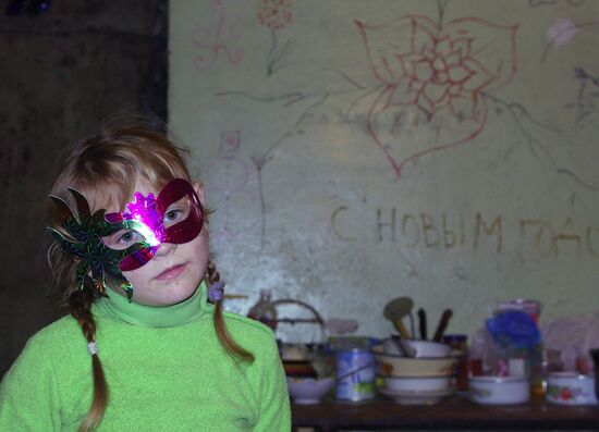 Donetsk residents celebrate New Year's Eve in bomb shelter