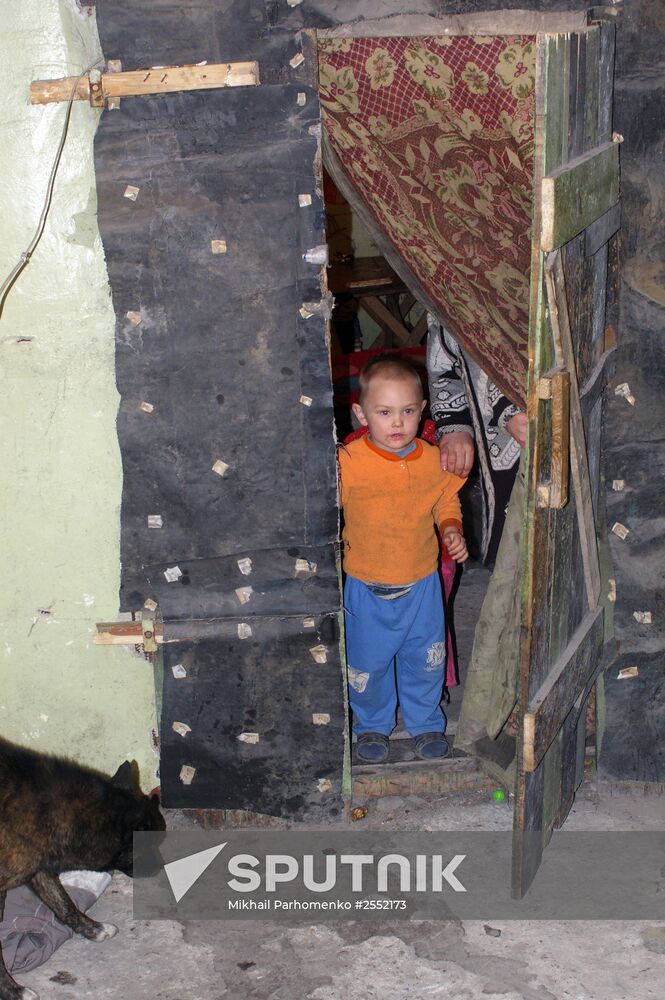 Donetsk residents celebrate New Year's Eve in a bomb shelter