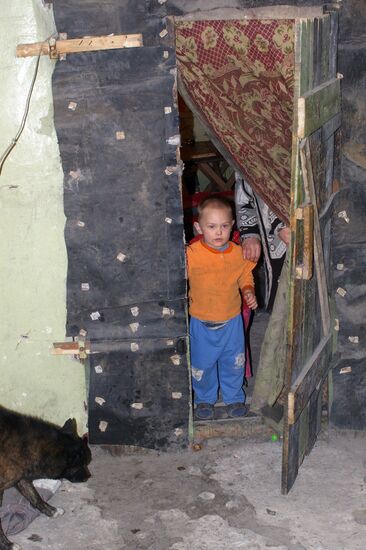 Donetsk residents celebrate New Year's Eve in a bomb shelter