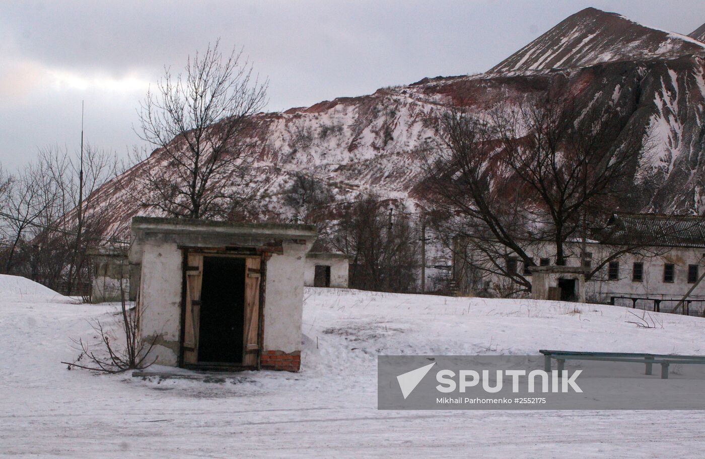 Donetsk residents celebrate New Year's Eve in a bomb shelter