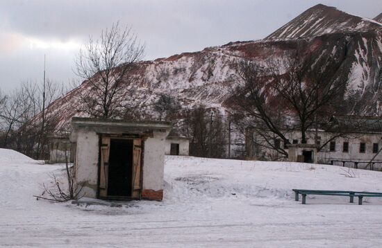 Donetsk residents celebrate New Year's Eve in a bomb shelter