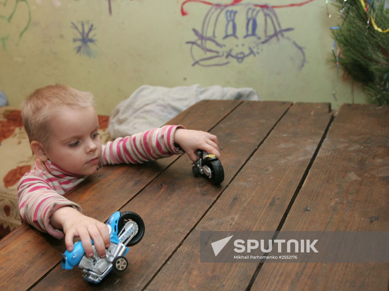 Donetsk residents celebrate New Year's Eve in a bomb shelter