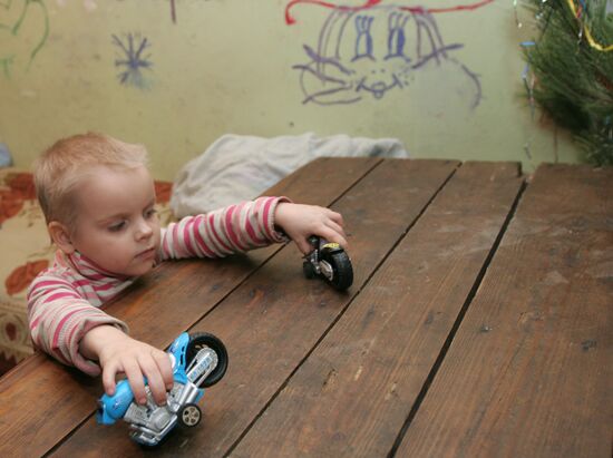 Donetsk residents celebrate New Year's Eve in a bomb shelter