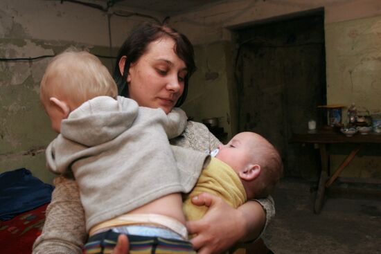 Donetsk residents celebrate New Year's Eve in a bomb shelter