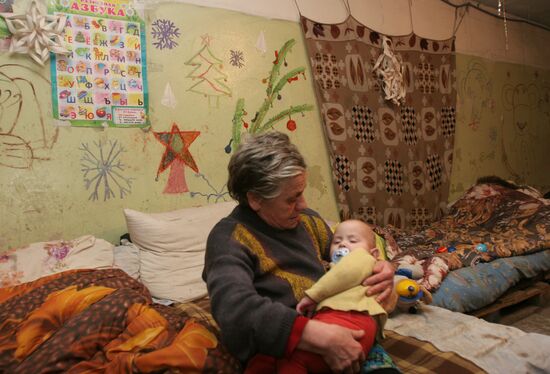 Donetsk residents celebrate New Year's Eve in a bomb shelter