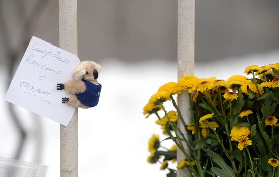 People bring flowers and candles to French embassy in Moscow