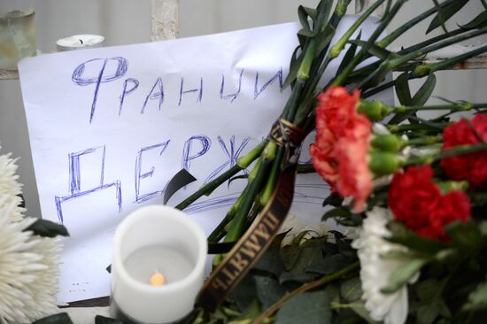People bring flowers and candles to French embassy in Moscow