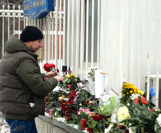 People bring flowers and candles to French embassy in Moscow