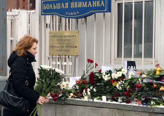 People bring flowers and candles to French embassy in Moscow