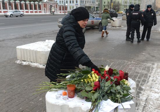 People bring flowers and candles to French embassy in Moscow