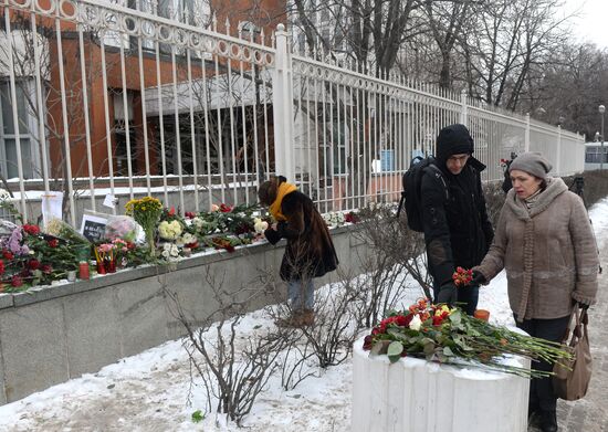 People bring flowers and candles to French embassy in Moscow