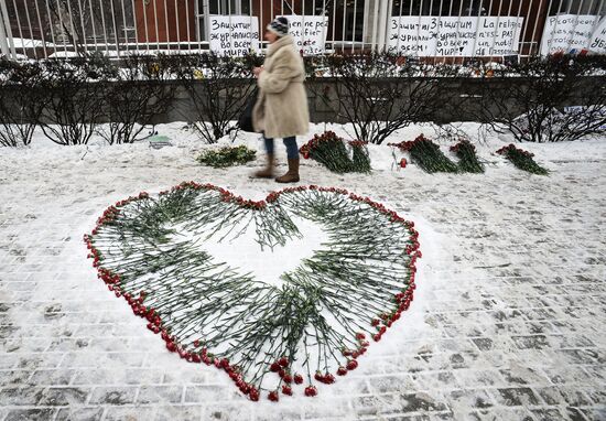 Dozens gather in Moscow in solidarity with Paris victims