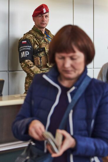 Poland evacuates ethnic Poles from Donbass