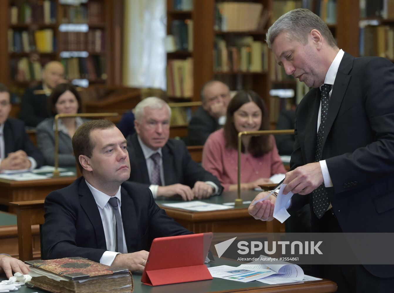 Prime Minister Dmitry Medvedevvisits National electronic library