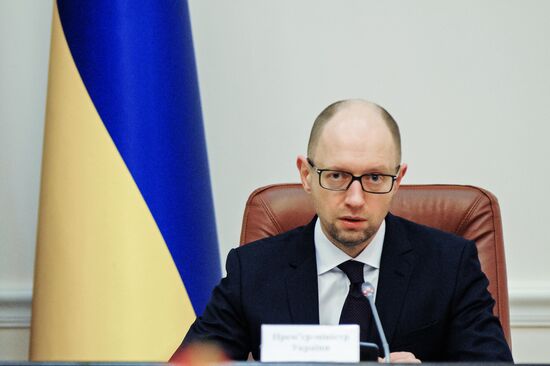Arseniy Yatsenyuk chairs Ukrainian Cabinet meeting