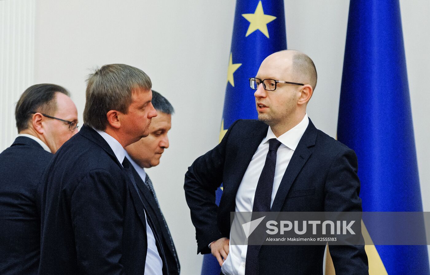 Arseniy Yatsenyuk chairs Ukrainian Cabinet meeting