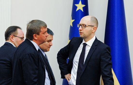 Arseniy Yatsenyuk chairs Ukrainian Cabinet meeting